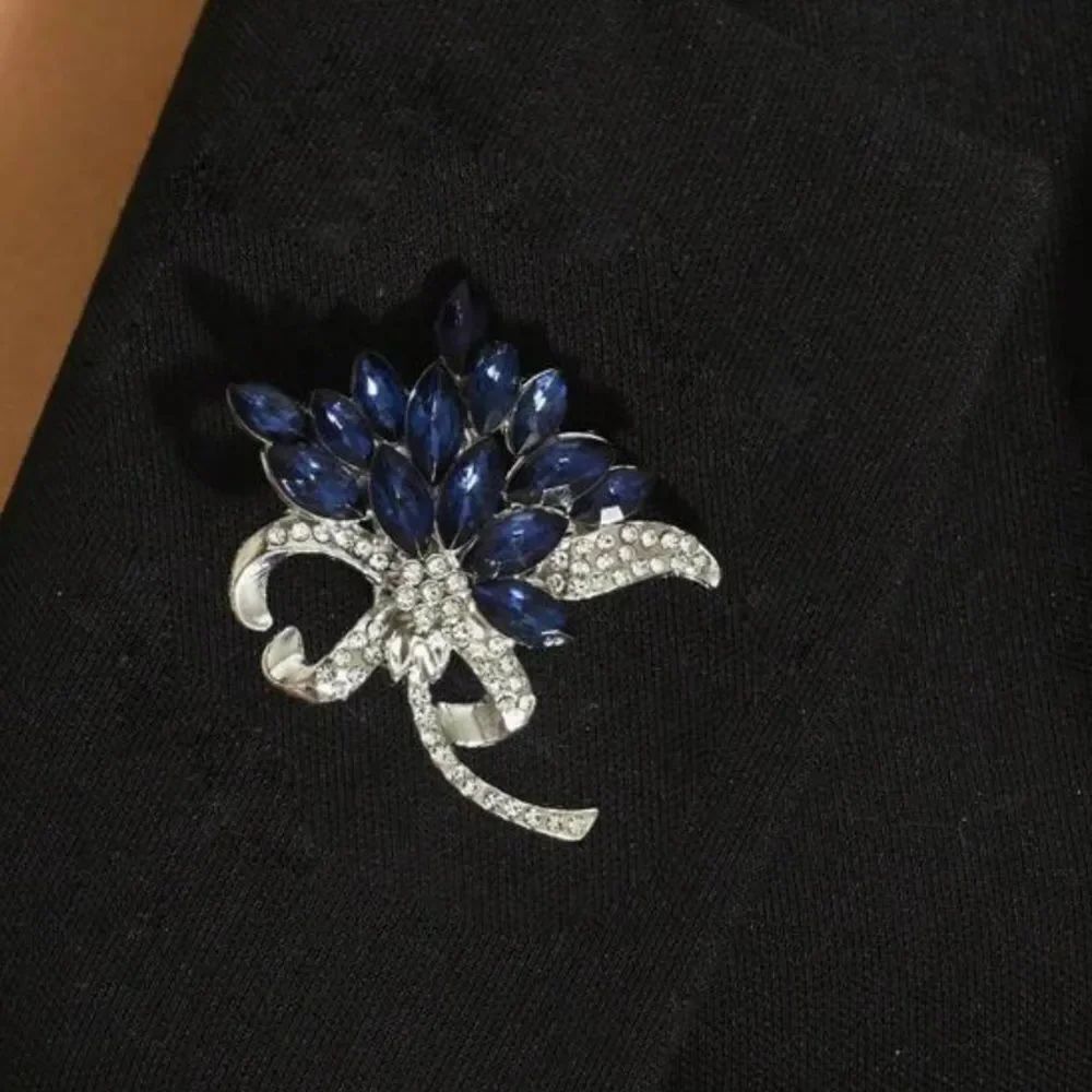 Diamond flower brooch Q667